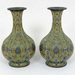 <B>Par de antigos vasos </B>chineses bojudos, de gargalos alongados, em "cloisonné", profusamente decorados em arabescos floridos e aves. Séc. XIX. Alt. 33,5 cm