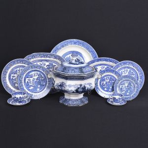 <B>Serviço de jantar </B>em faiança inglesa decorada com paisagem oriental e arabescos e azul "royal" sobre fundo bege. Marca da manufatura no verso. Constando de 17 pratos rasos, sendo 5 ligeiramente menores (diâm. 25,5 cm e 24 cm), 16 pratos para entrada, 24 pratos para sobremesa, 14 pratos para bolo, 9 xícaras de chá com pires, 7 xícaras para café com pires, 4 travessas circulares (diâm. 41, 37, 33,5 e 32 cm), 2 travessas oblongas (34,5 e 32 cm), 1 travessa retangular, 1 legumeira, 2 "bowls" circulares sendo 1 c/ pé, 1 manteigueira, 1 bule de chá, 1 açucareiro, 1 leiteira e 1 grande sopeira de decoração e manufatura diversas. Algumas peças com craquelê, porém a maioria em ótimo estado. Total de 97 peças.