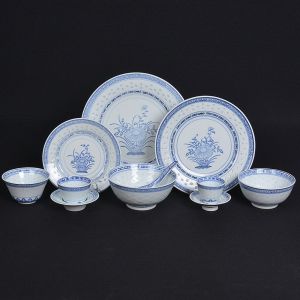 <B>Serviço de jantar </B>em porcelana chinesa apresentando decoração florida em azul indico "underglaze". Borda com arabescos. Constando de 18 pratos rasos, 8 pratos para entrada, 12 "bowls" (15,5 cm), 8 "bowls" (12,5 cm), 12 "bowls" (10,5 cm), 12 pratos para sobremesa, 12 pequenos "bowls" com pires (7,5 cm), 10 pequenos "bowls" com pires (6,5 cm), 16 xícaras de café com pires e 12 conchas. Total de 120 peças.