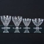 MAISON BACCARAT - <B>Conjunto de 16 copos </B>em cristal com lapidação digitiforme sendo 4 p/ água, 4 p/ champanhe, 4 p/ vinho e 4 p/ pequenos "drinks". Selo da "cristallerie" no verso das peças.