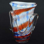 <b>Vaso</b> em vidro de Murano com policromia azul e vermelha e decoração em fita translúcida. Alt. 23 cm