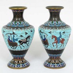 <b>Par de antigos vasos </b>em "cloisonné" policromados com personagens, figuras equestres e arabescos, predominando tonalidades de azul. Alt. 24 cm