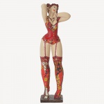 <b>JOSEPHA BRIGETTE</b><br>(1950)<br>Escultura em cerâmica representando "pin-up girl"<br>Assinada na base<br>Alt. 118 cm