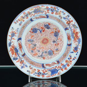 <b>Prato raso </b>circular em porcelana Companhia das Índias, "Chinese Imari", decorado em rica policromia florida, realçada a ouro. Séc. XVIII. Diâm. 23 cm