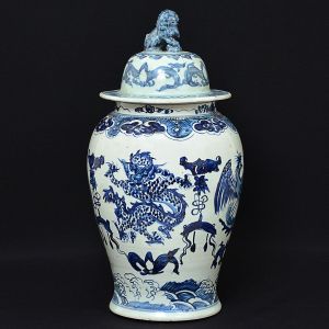 Grande e decorativo <b>potiche </b>em porcelana chinesa em forma de balaústre decorado em azul índigo "underglaze" com animais fabulosos e arabescos do estilo. Tampa modelada em cão de fó. Alt. 68,5 cm