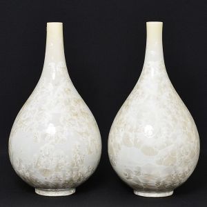 Lindo <b>par de vasos </b>em forma de gota, com gargalo alongado, em porcelana chinesa decorada com motivos contemporâneos, em tonalidades de bege e areia "ton-sur-ton". Alt. 52 cm