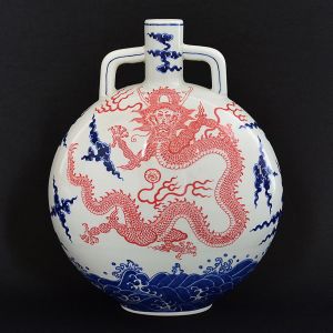 <b>Vaso</b> chinês dito "dragon moon flask" em porcelana decorada com dragão celestial em "rouge de fer" e azul índigo "underglaze" sobre fundo branco. Alt. 35,5 cm