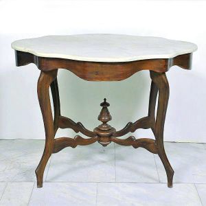 <b>Mesa de apresentação</b> brasileira Luís Felipe. Apresenta tampo em mármore branco rajado com saia movimentada e amarração em "X" tendo ao centro entalhe modelado em carrapeta. Circa de 1900. Med. 76 x 105 x 80 cm