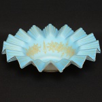 "<b>Bowl</b>" inglês em vidro esmaltado em "dégradé" de turquesa conhecido com "victorian brides bowl" apresentando decoração em arabescos amarelos. Séc. XIX. Diâm. 35 cm