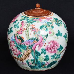 "<b>Ginger jar</b>" em porcelana chinesa decorada com duas fênix entre ramagens e grandes peônias em policromia verde e rosa sobre fundo branco. Tampa adaptada em madeira. Primeira metade do séc. XIX. Alt. com a tampa 25 cm