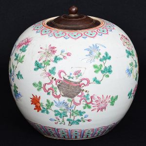 <b>Vaso</b> globular em porcelana Companhia das Índias decorada em policromia com flores e objetos preciosos sobre fundo branco. Borda e base com arabescos. Tampa em madeira. Período Jiaqing. Início do séc. XIX. Alt. 25 cm