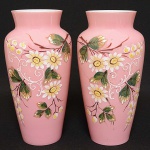 <b>Par de vasos </b>franceses em opalina na cor rosa, decorados com frutos e flores em policromia. Séc. XIX. Alt. 27 cm