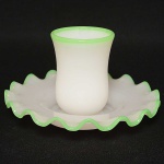 <b>Copo com prato </b>circular, de borda ondulada, em opalina francesa, do séc. XIX, branco leitoso com filetes em verde. Alt. do copo 9,5 cm; Diâm. do prato 19,5 cm