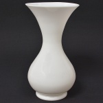 <b>Vaso</b> piriforme com bocal de corneta em opalina branco leitoso. Alt. 30 cm