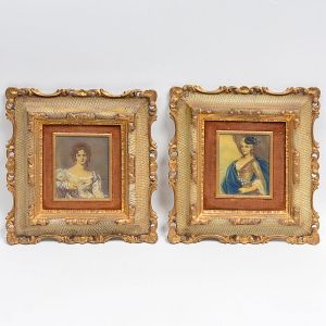 <b>Par de pinturas </b>em placa de porcelana representando figuras de nobres damas. Ambas com assinaturas de artistas diferentes não decifradas. Molduras em madeira patinada e dourada. Med. das placas 9,5 x 8 cm