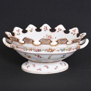 <b>Centro de mesa </b>de forma oblonga em porcelana francesa Vieux Paris. Decoração com guirlandas floridas e raminhos. Borda em recortes com estilizações a ouro. Compr. 32,5 cm; Alt. 15 cm