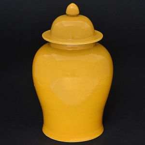 <b>Potiche</b> bojudo em porcelana chinesa coberto por esmalte na cor mostarda. Alt. 44 cm