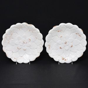 <b>Par de pratos </b>circulares para petiscos, em cerâmica provençal decorados com pétalas na cor off White. Marca do fabricante Stile Smaltato - Suka. Diâm. 29 cm