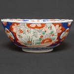 "<b>Bowl</b>" em porcelana japonesa "Imari" de borda ondulada, decorado em policromia com cesto e composições floridas inseridas em reservas. Séc. XIX. Alt. 10,5 cm; Diâm. 25 cm