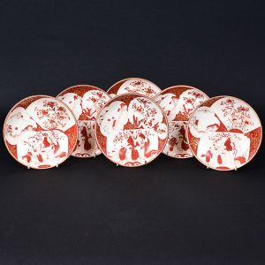 <b>Conjunto de 6 covilhetes</b> circulares em porcelana japonesa do período Meiji Kutani, decorados em vermelho fogo com personagens, composições floridas e arabescos dourados. Possuem assinatura no verso. Um com pequeno rachado no verso e o outro com fios no fundo. Diâm. 21,5 cm