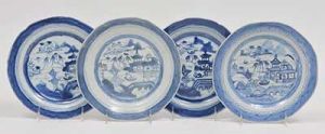 <b>Conjunto de 4 pratos </b>em porcelana de Macau apresentando decoração lacustre em azul índigo "underglaze" sobre fundo branco. Dois deles de tonalidade ligeiramente mais clara. Dois deles com mínimos bicados na borda. Diâm. 22 cm