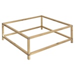 <b>Mesa de centro </b>de formato quadrado, com base em bronze dourado e tampo em vidro. Med. 40 x 110 x 110 cm