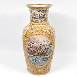 <b>Vaso </b>de grandes proporções em porcelana chinesa apresentando duas grandes reservas com paisagem lacustre e, em primeiro plano, varias figuras de gueixas em embarcação. Ao fundo cadeia de montanhas com "grous" e, ao lado esquerdo, uma cerejeira em flor. Restante do bojo com borboletas e flores ricamente policromadas sobre fundo texturizado e realçado a ouro. Acompanha base em madeira. Alt. 90 cm