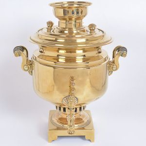 <b>Samovar russo </b>em metal dourado com alças em madeira torneada. Alt. 42,5 cm