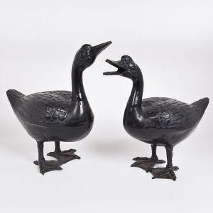 <b>Conjunto de duas esculturas </b>representando patos, em bronze patinado, orientais. Alt. 35 cm; Compr. 37 cm e Alt. 37 cm; Compr. 38 cm