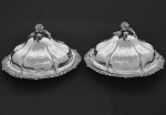 <b>Par de pratos cobertos</b> ditos "entrée dishes" em prata inglesa vitoriana brasonada e timbrada. Tampas abobadadas, lisas e sulcadas encimadas por modelados de leguminosos. Pratos decorados por godrões e concheados. Contraste da cidade de Londres de 1842 e marca do prateiro ROBERT GARRARD II - Panton St. London. Diâm. do prato 30,5 cm; Alt. da tampa 17 cm. Peso 4475 gramas.