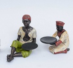 <b>Conjunto de 2  estatuetas </B> francesas em resina policromada representando figuras de mouros com bandejas circulares as mãos. Alt. do maior 14 cm