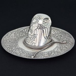 "<b>Sombrero</b>" em prata Sterling mexicana decorada com figura de ave e lavrados floridos. Borda em cordão retorcido. Peso 400 g. Diâm. 25 cm