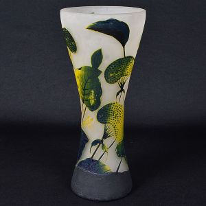 C. Pasane - <b>Vaso</b> em pasta de vidro acidado, decorado com flores e folhas em verde e amarelo sobre fundo "satiné". Assinado na parte inferior. Alt. 35 cm