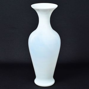 Grande <b>vaso</b> balaústre francês em opalina branco leitoso. Séc. XIX. Alt. 52 cm