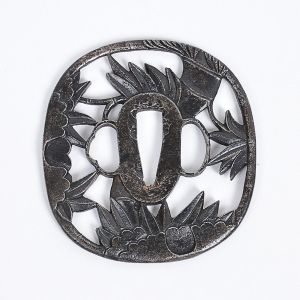 <b>Tsuba</b> japonesa em ferro forjado, com laca preta, de formato ovalado quadrado "Nadekaku", lavrada e vazada com bambus. Séc. XVIII. Diâm. 8,5 cm