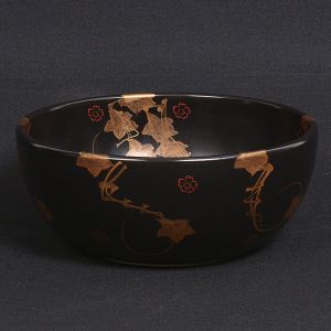 "<b>Bowl</b>" em cerâmica japonesa na cor castanho escuro decorada com estilizações vegetais a ouro. Selo da loja Bloomingdales. Alt. 9 cm; Diâm. 21 cm