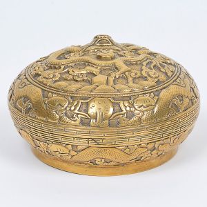 <b>Caixa</b> oriental em bronze dourado maciço lavrado com dragões e arabescos. Marca no verso. Séc. XVIII. Diâm. 15 cm