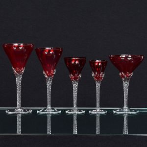 <b>Serviço de copos</B> italianos em "demi" cristal de Murano com bojo na cor rubi, hastes espiraladas e bases circulares. Constando de 8 taças para champanhe, 6 taças para água, 8 taças para vinho, 6 taças para aperitivos e 6 taças para licor. Total de 34 peças. Alt. da taça para água 19 cm