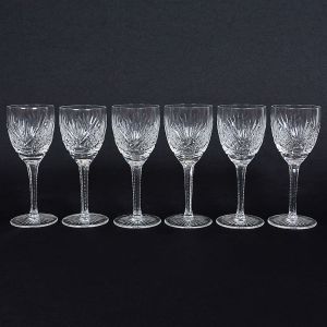 Antigo <b>conjunto de 12 taças para vinho</b> em cristal francês profusamente lapidado em geometrizados. Hastes serrilhadas e bases circulares estreladas. Alt. 17,5 cm