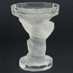 <b>Taça </b>Art Déco em grosso cristal translúcido sustentada por figura de urso. Alt. 14 cm