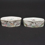 <b>Par de caixas de grilos</b>, "cricket boxes", de forma oblonga levemente movimentada e decorada com figuras de gueixas. Tampas vazadas. Meados do séc. XIX. Uma delas com colado na borda. Alt. 3,5 cm; Compr. 12 cm