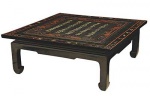 <b>Mesa chinesa baixa</b> em laca, com tampo quadrangular ornamentado por poema com ideogramas gravados em vermelho e branco sobre fundo negro. Pernas curtas e retas com pés revirados. Med. 38 x 100 x 100 cm