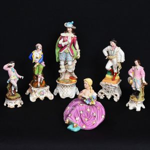 <b>Conjunto de 6 estatuetas </b>em porcelana de várias procedências representando figuras de fidalgos, mosqueteiro, dama garbosa (minúsculos quebradinhos em 4 pétalas). Alt. da maior 42 cm