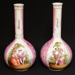 <b>Par de vasos</b> bojudos com longo gargalo cilíndrico em porcelana alemã de Dresden. Decoração em policromia com cenas galantes intercaladas por outras floridas. Realces a ouro. Séc. XIX. Marcas no verso. Alt. 32,5 cm