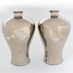 <b>Par de vasos </b>balaústre com gargalos rasos em porcelana chinesa na cor prata com interior branco. Alt. 43 cm