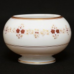 Pequeno "<b>bowl</b>" em opalina francesa na cor branca decorada com flores e filetados a ouro. Séc. XIX. Alt. 7,5 cm; Diâm. 11 cm