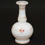 Pequeno <b>vaso de gargalo</b> alongado, em opalina francesa na cor branca decorada com flores e filetados a ouro. Séc. XIX. Alt. 11,5 cm