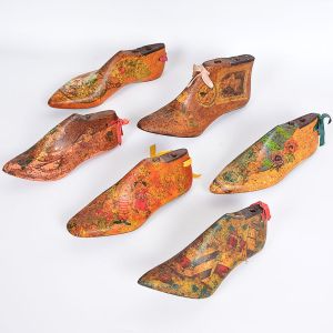 <b>Conjunto de 6 antigas formas de sapato </b>francesas em madeira decoradas em "papier-mâché" de vários motivos. Compr. da maior 27 cm; Compr. da menor 23 cm