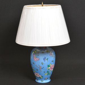 <b>Vaso</b> montado para abatjour em porcelana chinesa. Apresenta decoração com flores e folhas em policromia sobre fundo azul hortênsia. Cúpula em tecido. Marca no fundo. Alt. 60 cm