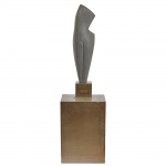 <b>MARIANNE SCHNEIERSON</b><br>Sem título<br>Escultura em resina<br>Assinada<br>Alt. 61 cm